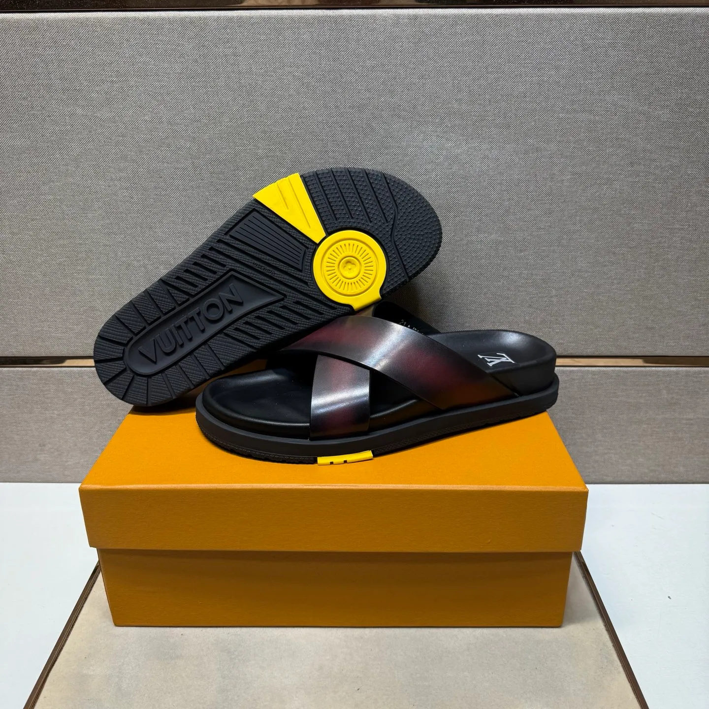 Men's men's shoes 💰pp420 [LV～] Men's casual slippers 2025z cabinet sales simultaneously 🔶Size: 38-44#️⃣ 🔷4 colors🔜The upper is made of cowhide stitching ➕Cowhide lining, comfortable and breathable, sole: original comfortable, wear-resistant and non-slip outsole, ⚠️Real 📱Photography🎬The real thing is better📢📢📢